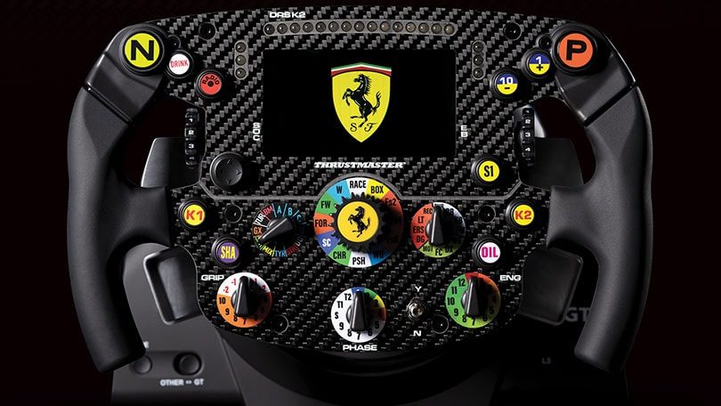 Thrustmaster: neues Simulator-Bundle trägt stolz die Farben der Scuderia Ferrari